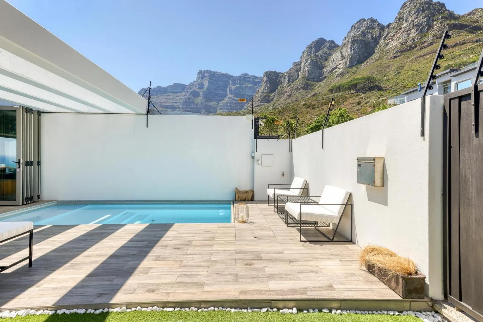 Pool and sun deck beneath the Twelve Apostles